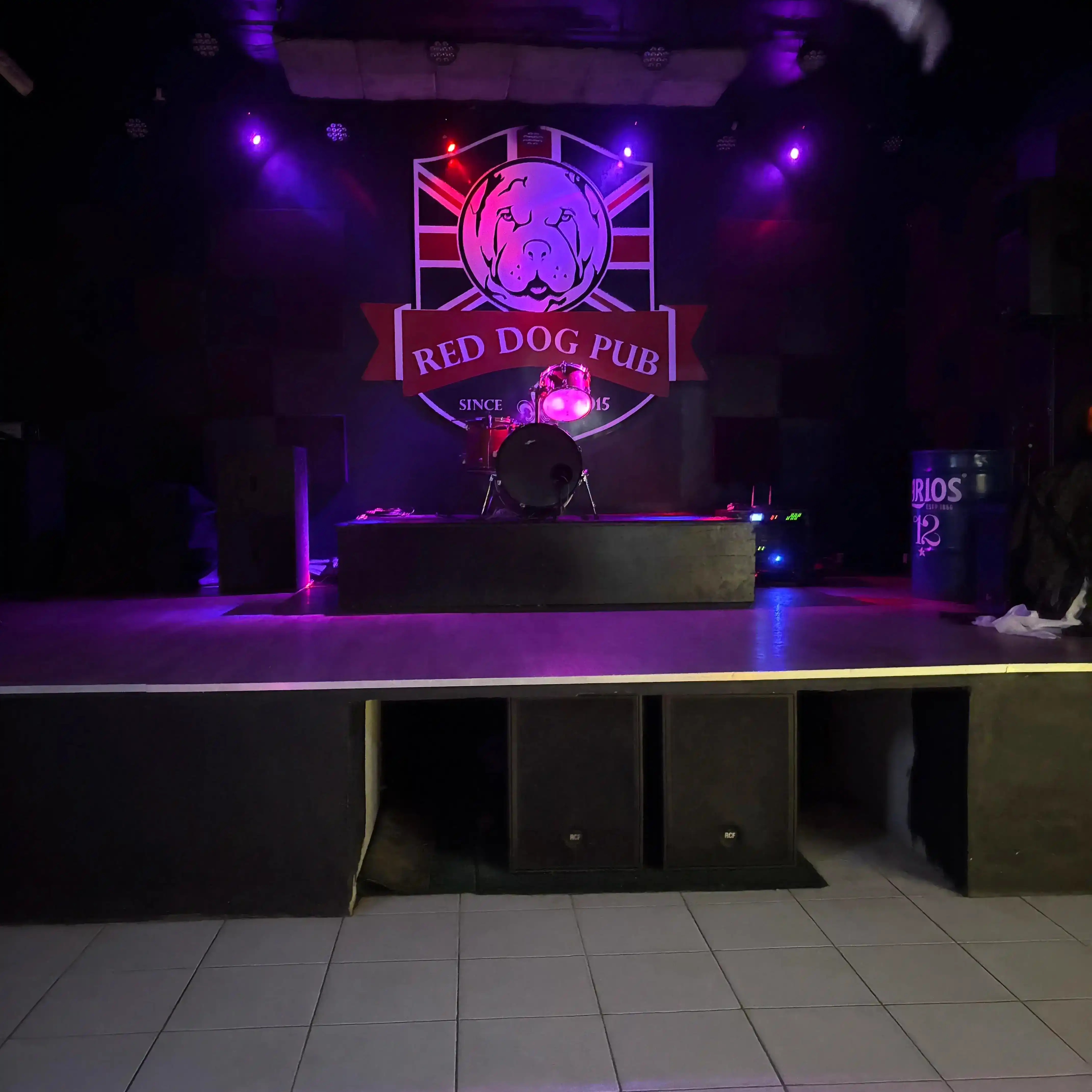 Palco do Red Dog Pub com show de rock