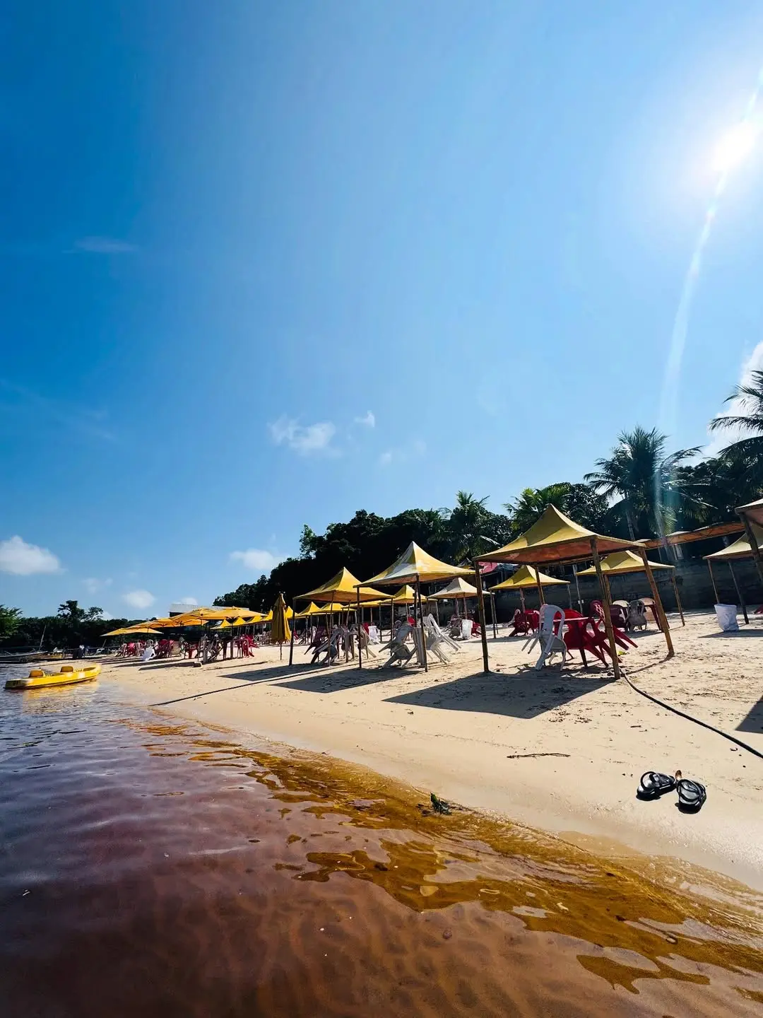 Flutuantes na Praia Dourada