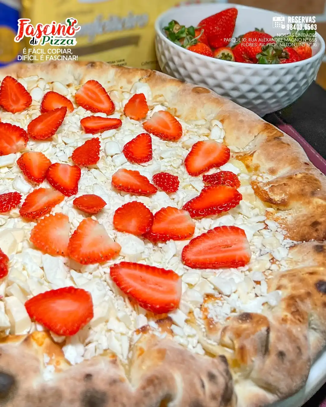 Pizza saindo do forno a lenha na Fascino